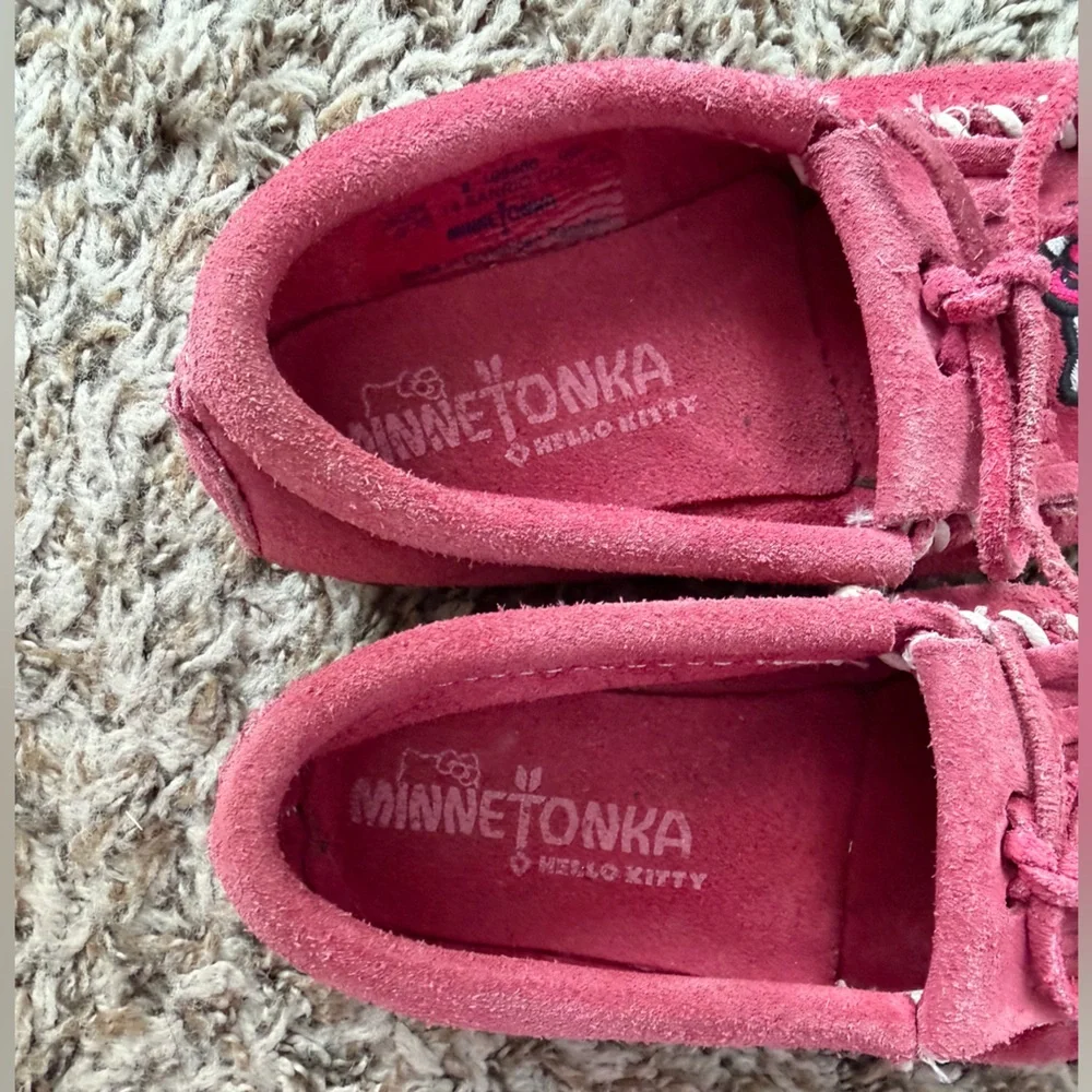 Minnetonka Hello Kitty pink suede embroidered kitty moccasins Toddler size 8